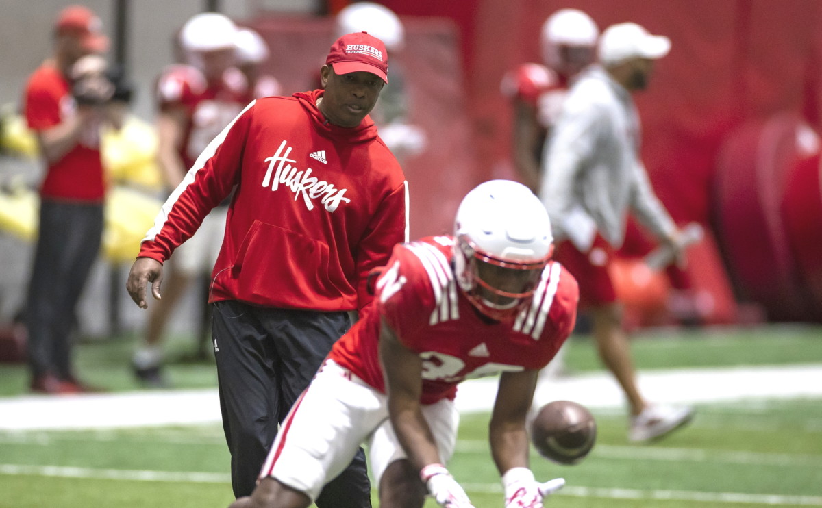 Mickey Joseph spring practice 2022.03.30 2718